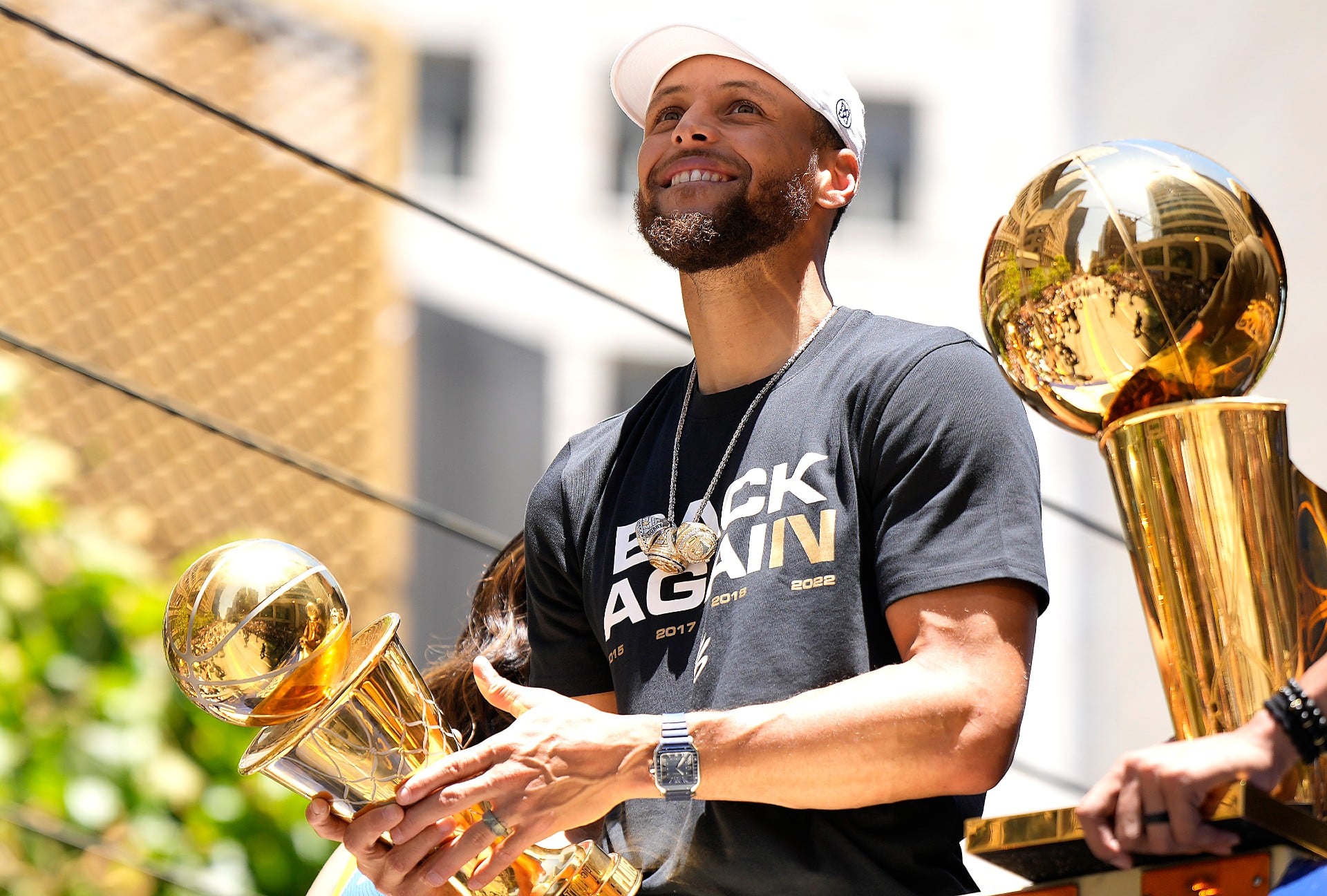 MVP NBA: Jogador de basquete vestindo camiseta e boné com troféu de ouro nas mãos